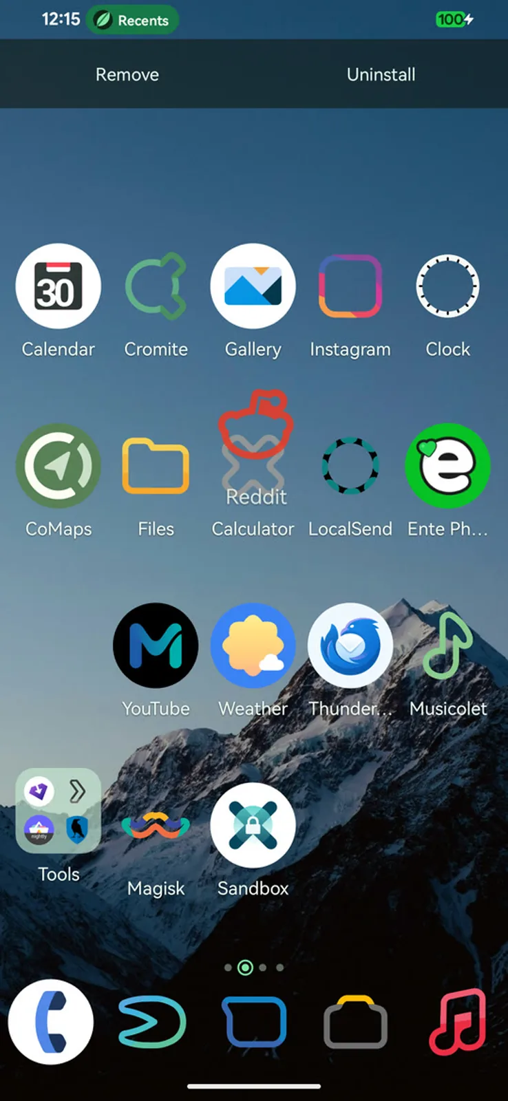 Dragging an icon, with Remove and Uninstall targets at the top of the screen
